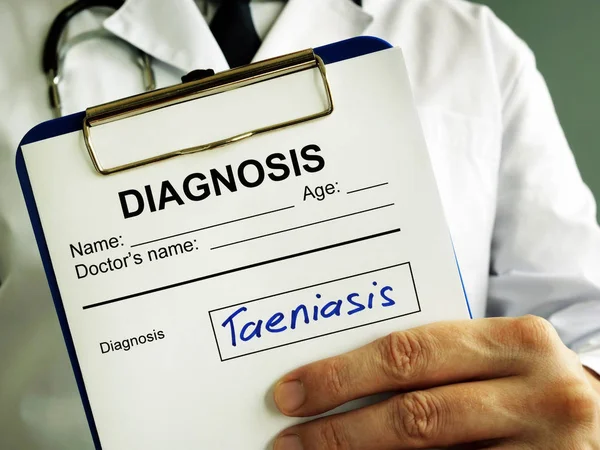 Concept de diagnostic de la taeniase. Docteur tient presse-papiers . — Photo