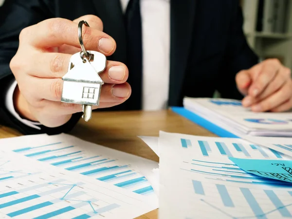 Investimenti immobiliari. Realtor offre chiavi immobiliari . — Foto Stock