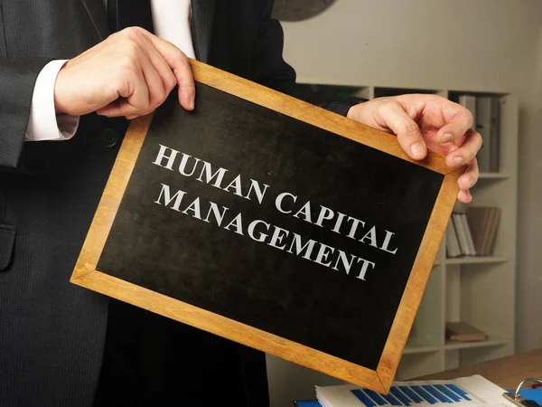 Human capital management Hcm geschreven op het schoolbord. — Stockfoto
