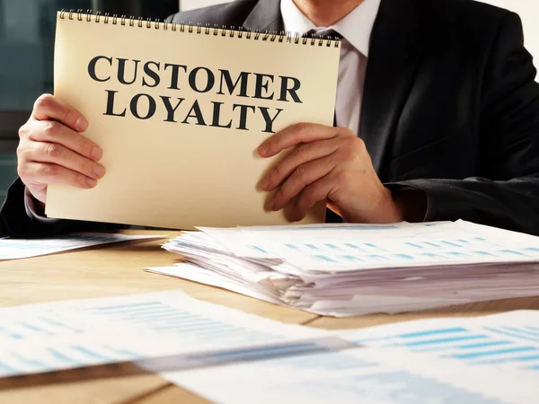 Отчет о лояльности клиентов в руках менеджера . — стоковое фото