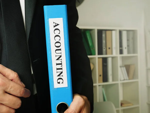 Ragioniere detiene Business Accounting report nella cartella blu . — Foto Stock