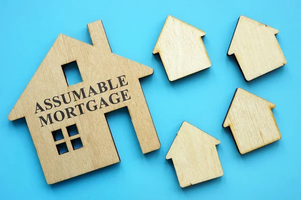 Señal de hipoteca asumible en modelo pequeño de casa . —  Fotos de Stock