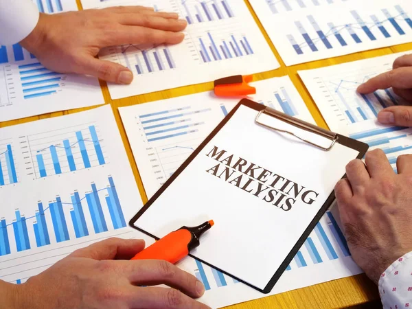 Análise de marketing relatório de mercado na mesa . — Fotografia de Stock