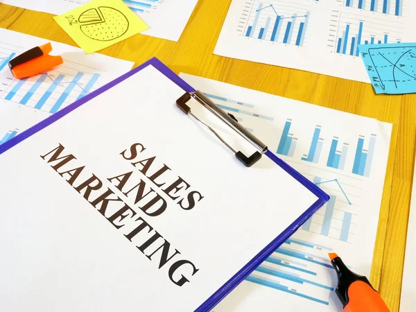 Értékesítési és marketing papírok és grafikonos papírok. — Stock Fotó
