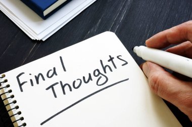 Adam son düşüncelerini kağıda yazıyor..