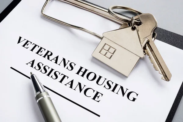 Veterani documenti di assistenza abitativa e chiave da casa . — Foto Stock