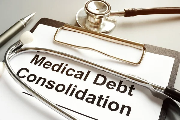 Konsolidierungsform für medizinische Schulden und Stethoskop. — Stockfoto