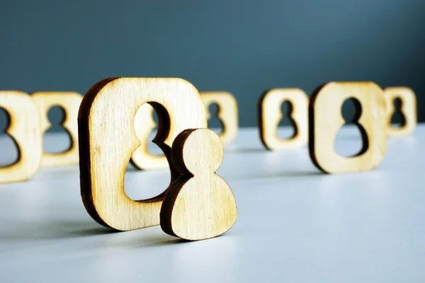 Sé libre y diferente. Figura de madera única en la multitud. Libertad y singularidad . — Foto de Stock