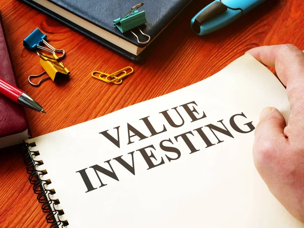 Valor investindo relatório financeiro na superfície de madeira . — Fotografia de Stock