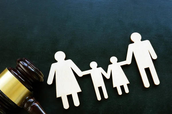 Prawo rodzinne i koncepcja opieki. Rodzinny kształt i młotek. — Zdjęcie stockowe