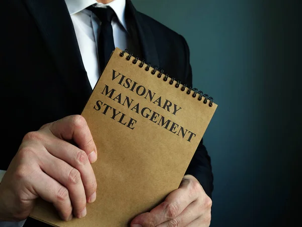 L'homme d'affaires tient un avis de style de gestion visionnaire . — Photo