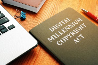 Dmca Dijital Milenyum Telif Hakları Yasası ve laptop.