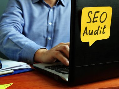 SEO denetim konsepti. Dizüstü bilgisayarla çalışan uzman..
