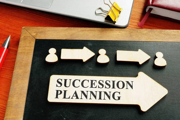 Successieplanning. Houten figuren en pijlen. — Stockfoto