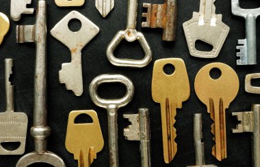 Çeşitli antika metal tuşlarla arkaplanı kapat.