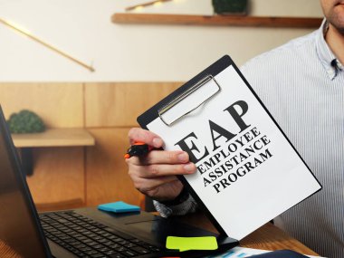 EAP çalışanı yardım programı yöneticinin ellerinde.