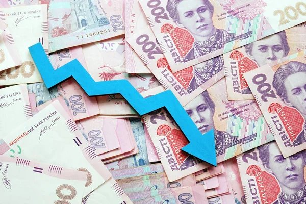 ウクライナの現金の有価証券と下矢印 経済危機とインフレ — ストック写真