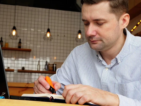 Hombre Está Subrayado Trabajando Con Ordenador Portátil Café — Foto de Stock