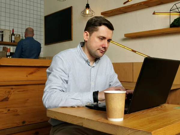 Hombre Está Escribiendo Portátil Café — Foto de Stock