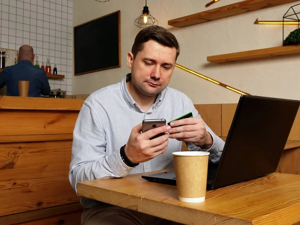 Hombre Está Pagando Línea Con Teléfono Inteligente Tarjeta Crédito — Foto de Stock