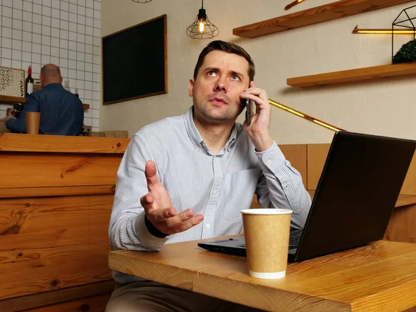 Hombre Confundido Sorprendido Hablando Por Teléfono Café — Foto de Stock