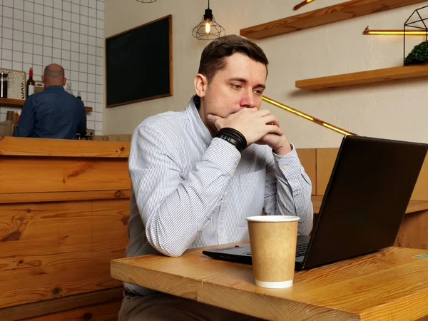 Joven Está Leyendo Texto Ordenador Portátil Pensando Café — Foto de Stock