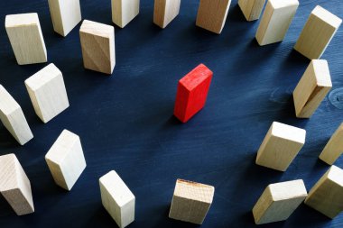 Katılım, çeşitlilik ve ayrımcılık kavramı. Kırmızı blok tahta olanlardan çemberin içinde..