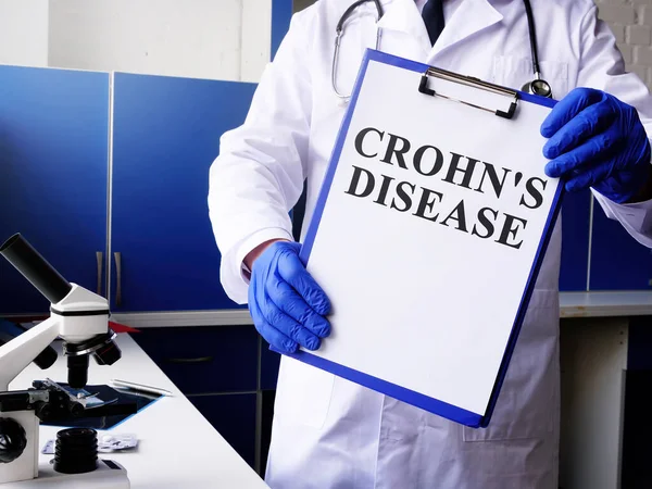 Læge Holder Crohn Sygdom Diagnose - Stock-foto