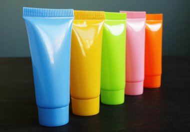 Güzellik kozmetik tüpleri. Çok renkli ürünler serisi.