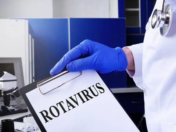 Médecin Montre Diagnostic Rotavirus Dans Laboratoire Médical — Photo