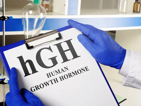 医者は人間の成長ホルモンのサインを示します — ストック写真