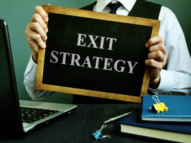 İşadamı iş için çıkış stratejisini imzaladı.