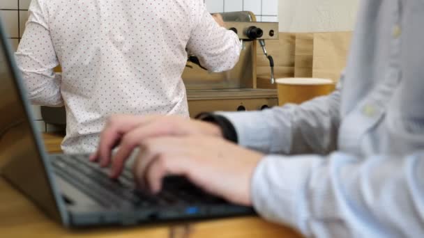 Hombre Está Escribiendo Teclado Del Ordenador Portátil Cafetería Bebe Café — Vídeo de stock