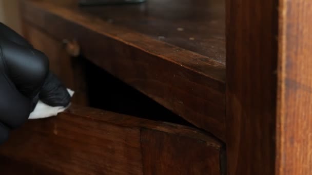 Réparateur avec chiffon lave la saleté des meubles. Restauration d'une vieille surface en bois .