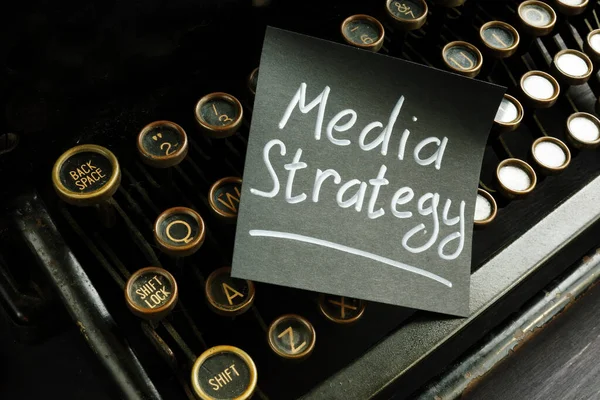 Medienstrategie Für Das Marketing Retro Schreibmaschine Und Blatt — Stockfoto
