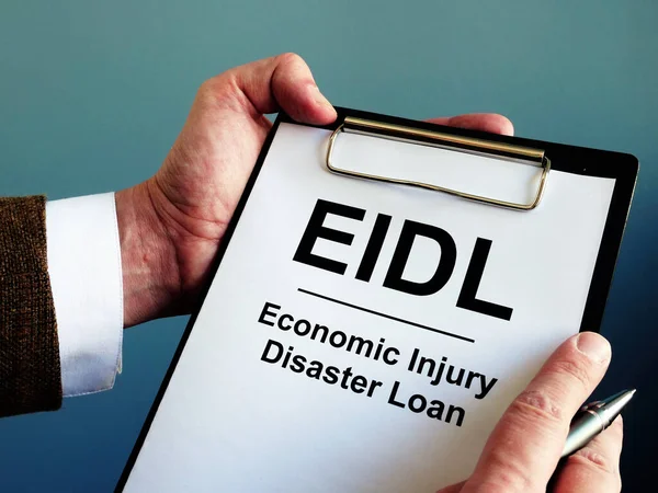 Geschäftsmann Liest Über Eidl Economic Injury Disaster Loan Program — Stockfoto