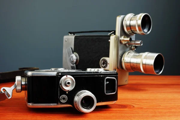 老式胶卷照相机 用于拍摄电影 视频博客概念 — 图库照片