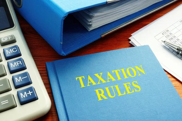書類及び計算機付き課税規則書 — ストック写真
