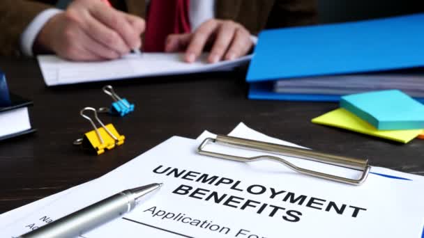 Formulář žádosti o dávky v nezaměstnanosti a manažer v kanceláři. — Stock video