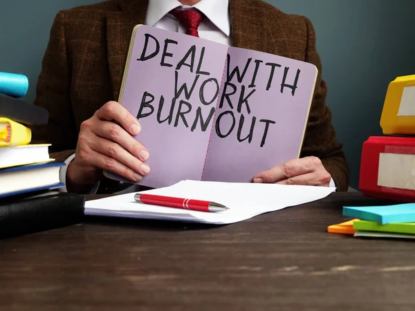 Empleado Mantiene Trato Con Trabajo Frase Burnout — Foto de Stock