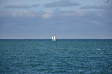 Ufuktaki beyaz yelkenli.