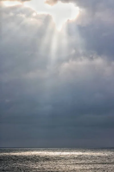 Rayos Luz Través Las Nubes Brilla Una Mancha Mar Del — Foto de Stock