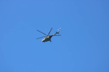 Gökyüzündeki askeri helikopter