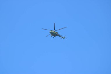 Gökyüzündeki askeri helikopter