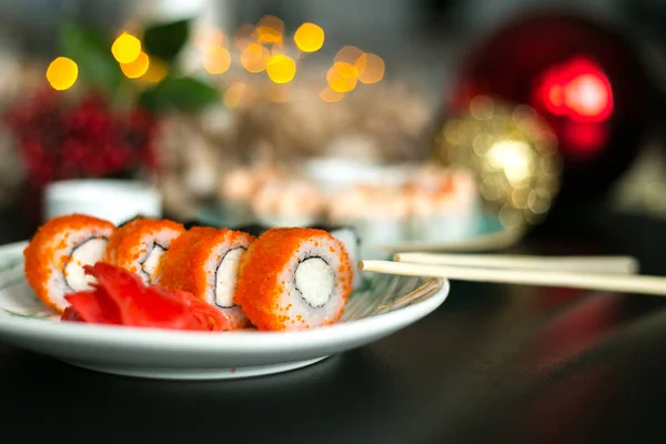 Kalifornijskie Bułki Maki Sushi Świątecznym Stole Imbirem Kijami — Zdjęcie stockowe