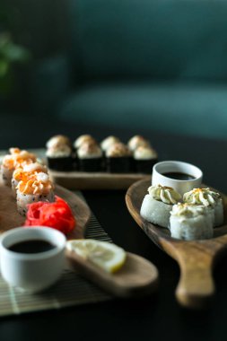 Siyah bir masada ev yapımı rulo.