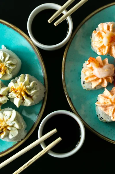Sushi w niebieskim talerzu, pałeczki i sos sojowy — Zdjęcie stockowe