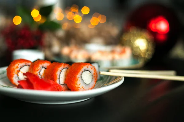 Różne rodzaje sushi serwowane na czarny stół — Zdjęcie stockowe