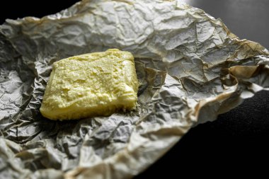 Yumuşak tereyağı ve siyah masa.