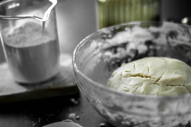 Ev yapımı için malzemeler: kurabiye, ekmek, pasta. Un, şeker ve yumurtalar siyah masada. Fırın yemekleri..
